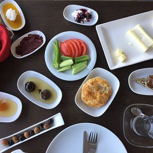Breakfast is fabulous! The rooms are extremely comfortable, a nice size, very clean. The sounds 
