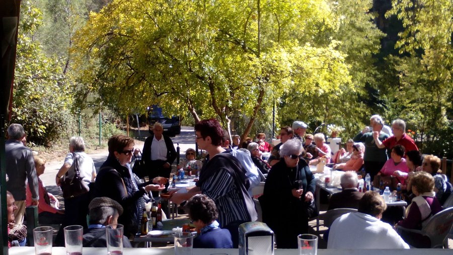 Nuestros mayores disfrutan el solecito del otoño