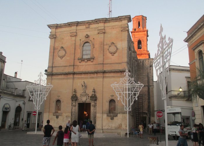 Facciata con le luminarie per la festa