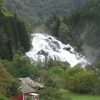 Hattebergfossen på en regnfull høstdag