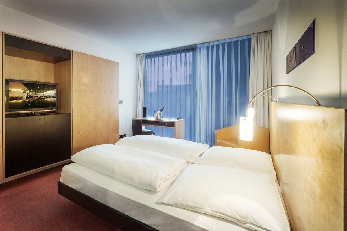 INNSiDE by Melia Dusseldorf Seestern Rooms: Pictures & Reviews ...