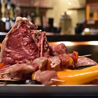 bistecca alla fiorentina, salsicce e spiedini e verdure