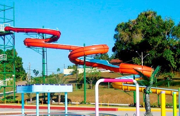 Parque aquático em Salvador: onde se refrescar além das praias