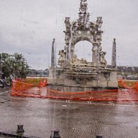 La fontana in restauro.