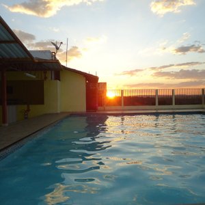 pôr do sol visto da área da piscina