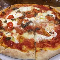 Pizzeria davvero ottima.
Personale gentile.
Locale informale arredato in stile classico.
Prezzi