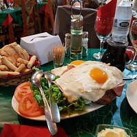Muy buen lomito x 2! Lindo lugar!