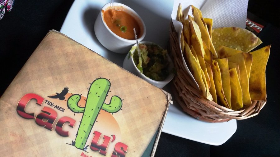 nachos com guaca mole