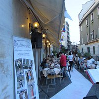 Edi's Bar ospita la manifestazione Voci di Moda. Sfilate e concerti.