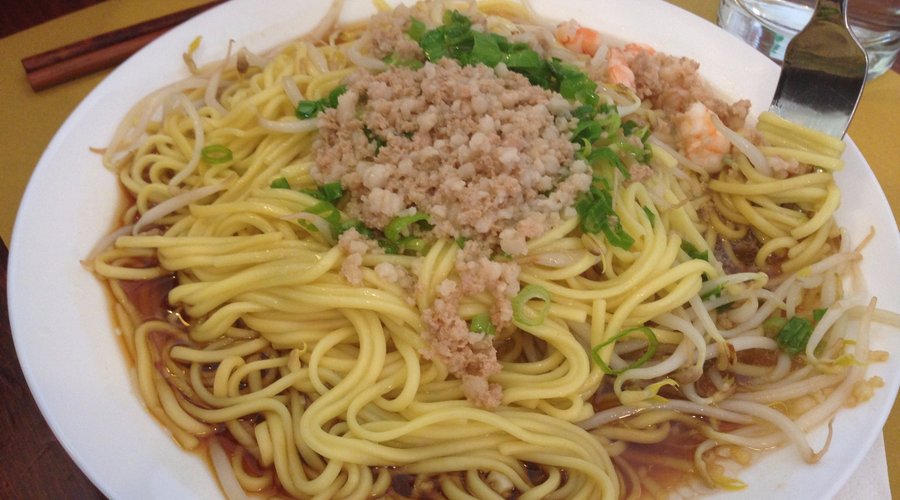 spaghetti con carne e gamberi