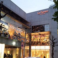 ラ・フェンテ代官山 通り沿いの本館外観