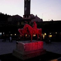Uno scatto serale dove oltre alla statua in primo piano svetta il campanile del Duomo di Fiesole