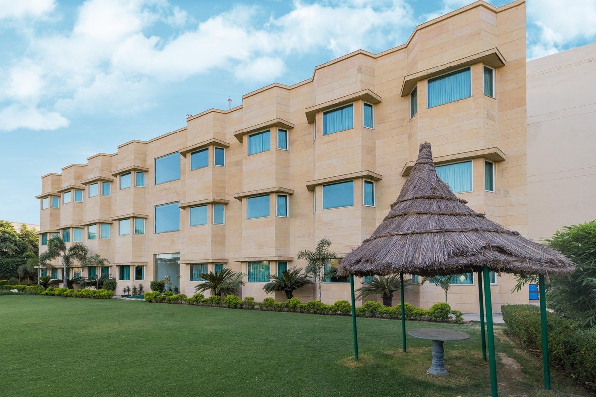 Golden Huts Resort