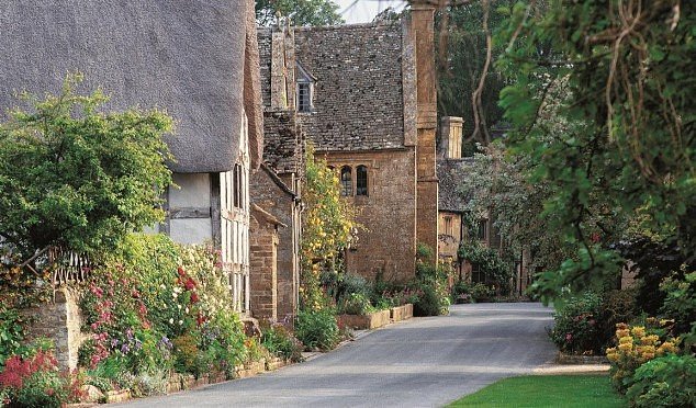 This Luxurious Train Through the English Countryside Now Hosts a Murder  Mystery Trip With a 5-course Lunch