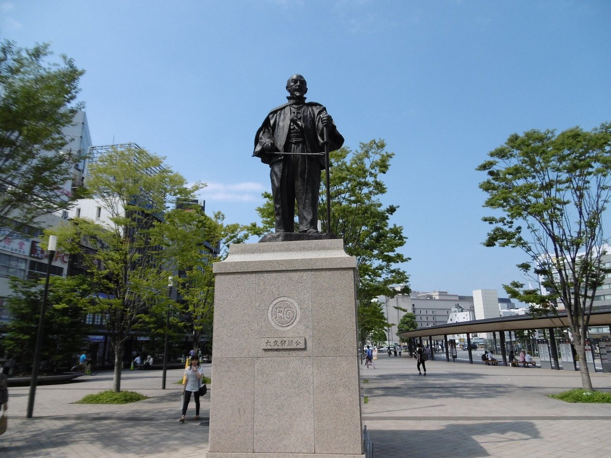 Oita Bank Akarenga Building Statue of Motochika Ohtomo, who developed Oita with Western culture