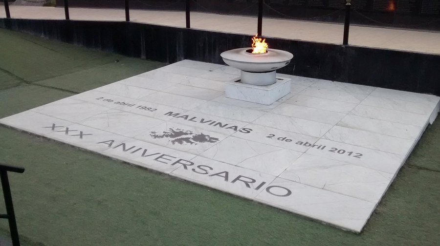 CENOTAFIO / LLAMA ETERNA