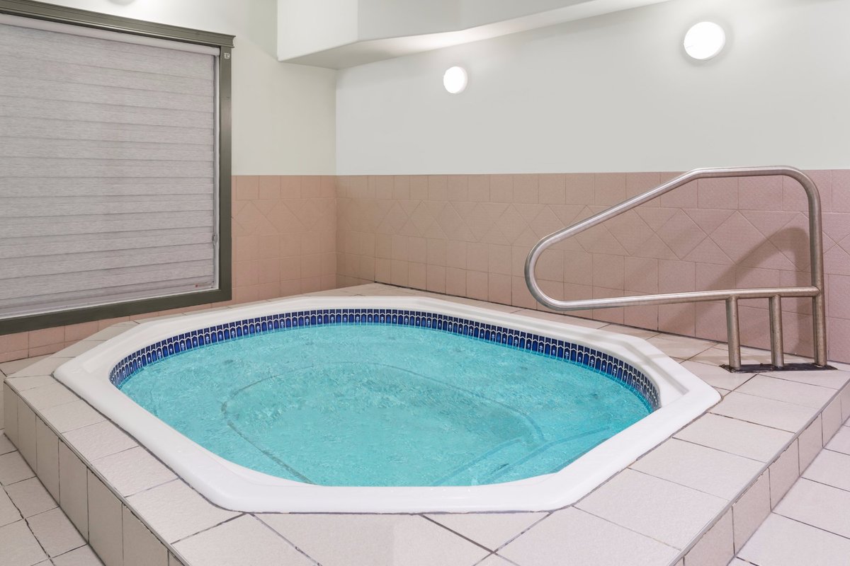 Ramada by Wyndham Hinton Pool Pictures & Reviews - Tripadvisor