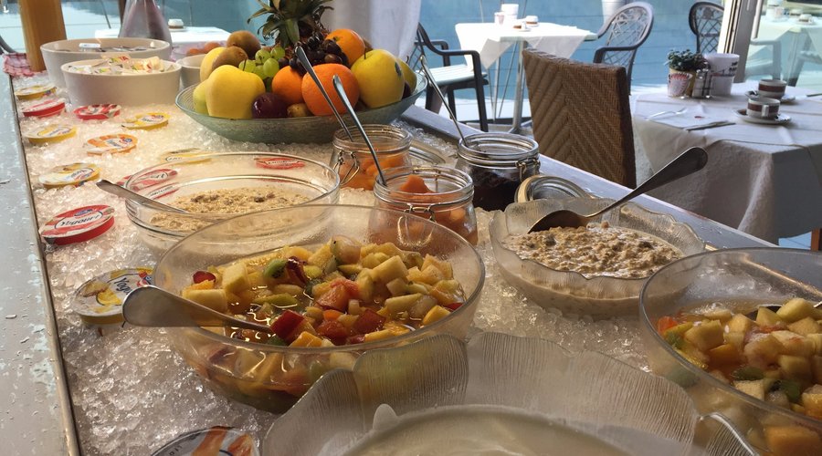 vari tipi di joghut, frutta fresca e macedonia, birchermüsli, formaggi vari