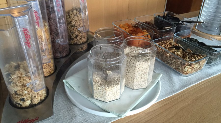 vari tipi di cereali, frutta fresca e frutta secca, noci ... tutto l'occorrente per nuove energi