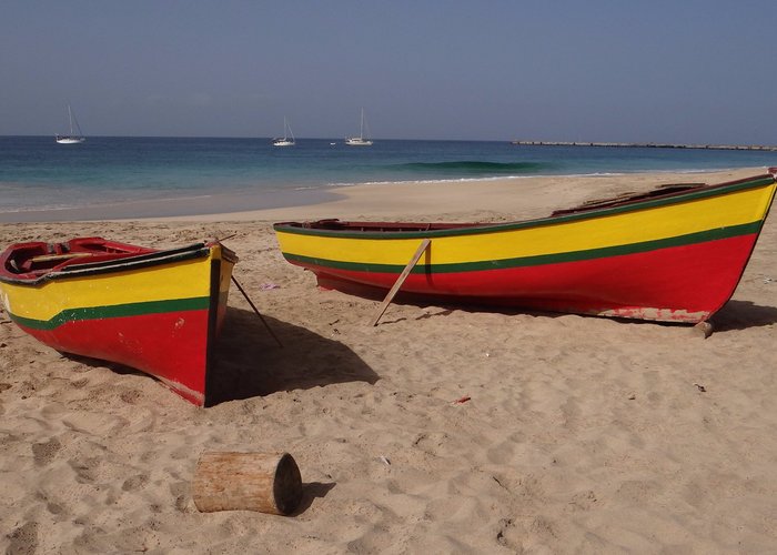 Bellissima lunga spiaggia di Vila Do Maio a due passi dall'Hotel Big Game Maio