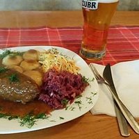 Rolada śląska z kluskami i modrą kapustą