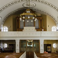 In der Kirche Blick zum Ausgang & Orgel