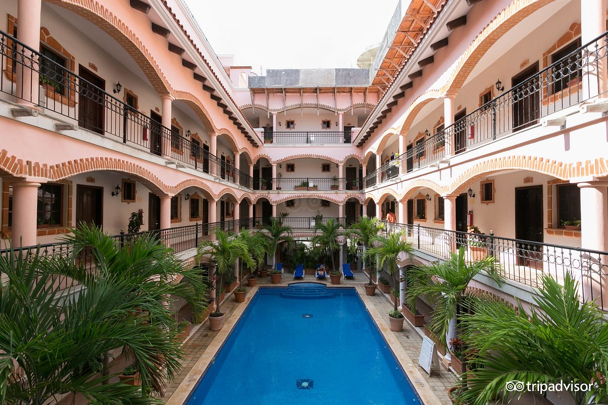 lenzuola e cuscino macchiati del letto appena fatto - Foto di Albergo  Barrio Latino, Playa del Carmen - Tripadvisor