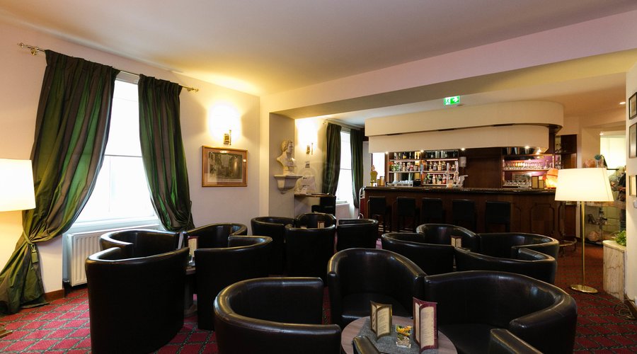 Lobby Bar at the Goldenes Theater Hotel