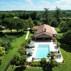 La piscine chauffee du Domaine de La Valette-Périgord