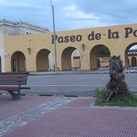 Los arcos característicos del lugar, vistos desde la Rambla