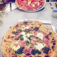 Pizza Liguria: pesto genovese, noci, pancetta, formaggio,splendida! L'altra pizza con pancetta,