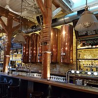 De koperen ketels met Kasteel bier