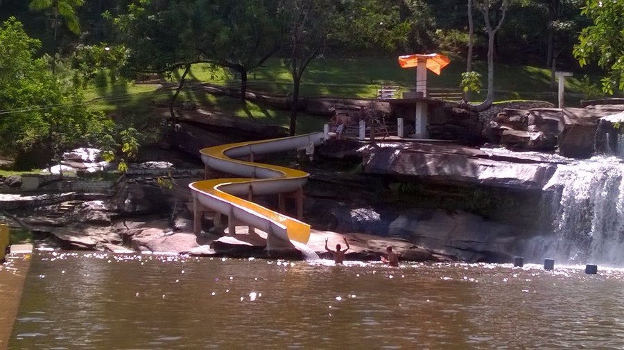 Piscina e tuboágua.