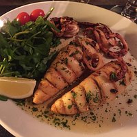 Verse calamares gebakken in boter met look en peterselie