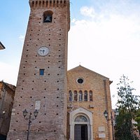 la facciata della Chiesa con la Torre Acquaviva