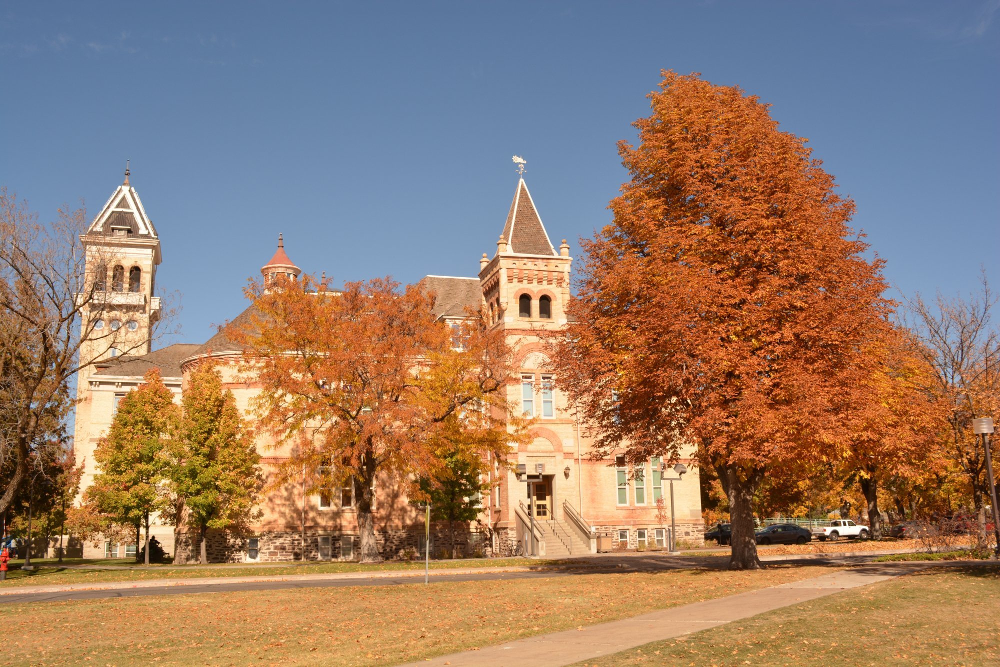 UTAH STATE UNIVERSITY Logan 2022 Qu Saber Antes De Ir Lo M S   Old Main In Fall 