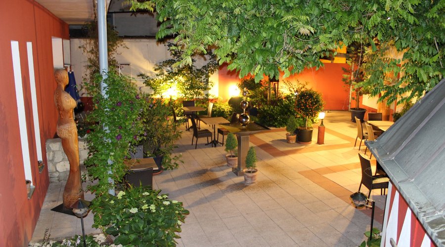 Biergarten bei Nacht