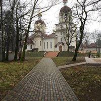 Красивый, стройный и немного одинокий храм