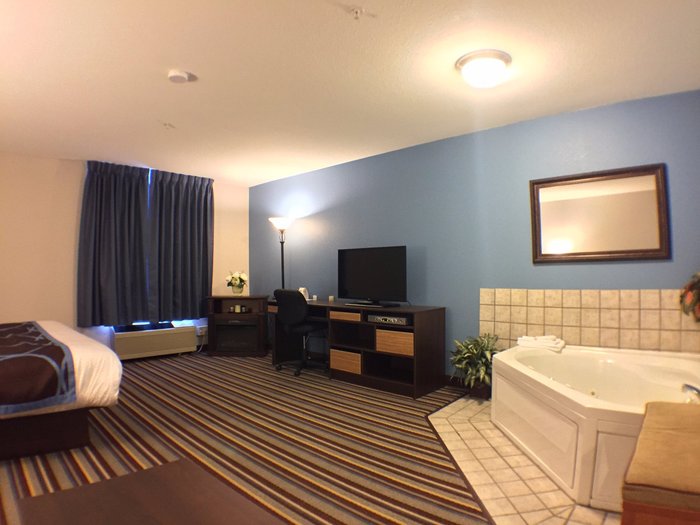 Super 8 by Wyndham Fort Frances Parking: Pictures & Reviews - Tripadvisor