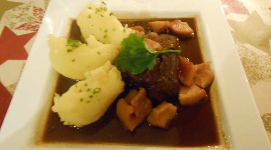 Beef Cheeks with Mash Potatoes and Apples