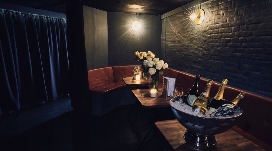 Low tables in the clubbing room