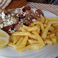 Χοιρινή τηγανιά με λουκάνικο (Πηλιωρίτικο) και φέτα!!