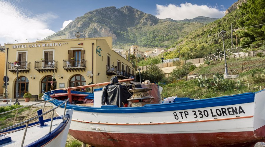 foto facciata hotel sulla Cala Marina di Castellammare Del Golfo
