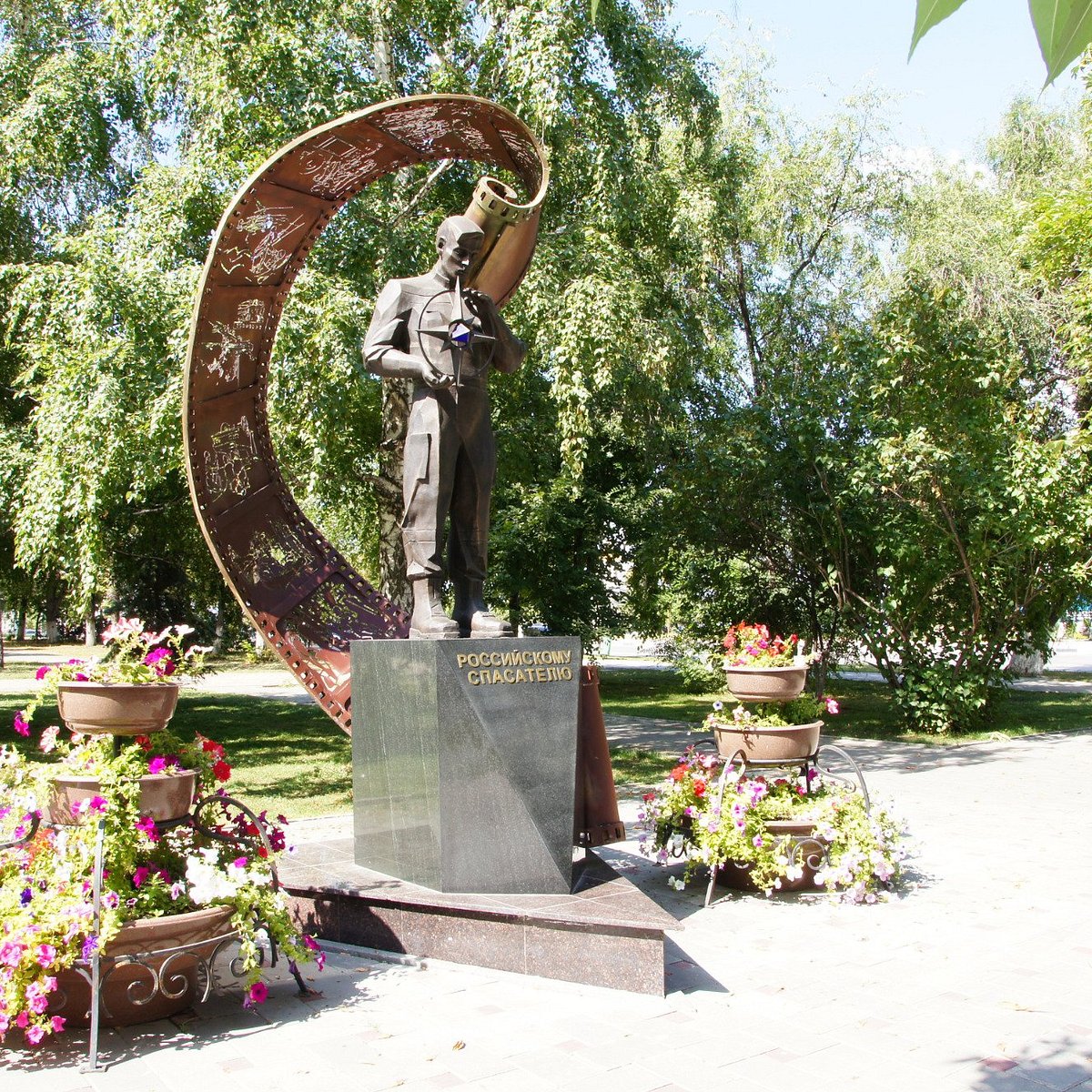 Памятники в городе самара. Памятник спасателю Самара. Памятник российскому спасателю. Кржижановский памятник Самара. Памятники культуры моего края Самара.