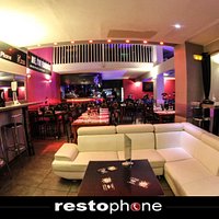 Tables mange-debout, fauteuils et table basse, ou tables repas