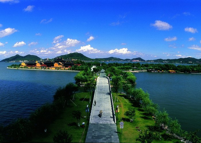 DongQian Lake Embankment