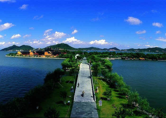 DongQian Lake Embankment