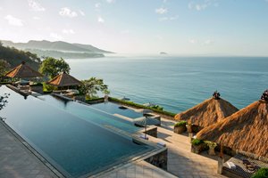 Pool & Beach
