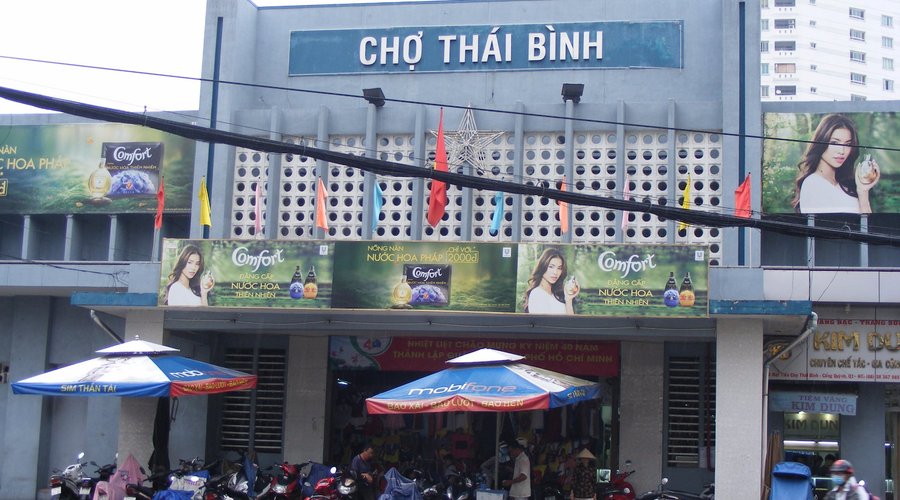 Chợ Thái Bình ngay vòng xoay nhộn nhịp trên con đường Phạm Ngũ Lão - Cống Quỳnh, Q. 1 (tpHCM).