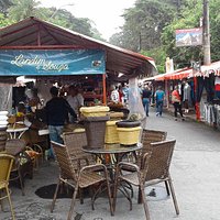 Cadeiras e outros objetos de madeira à venda